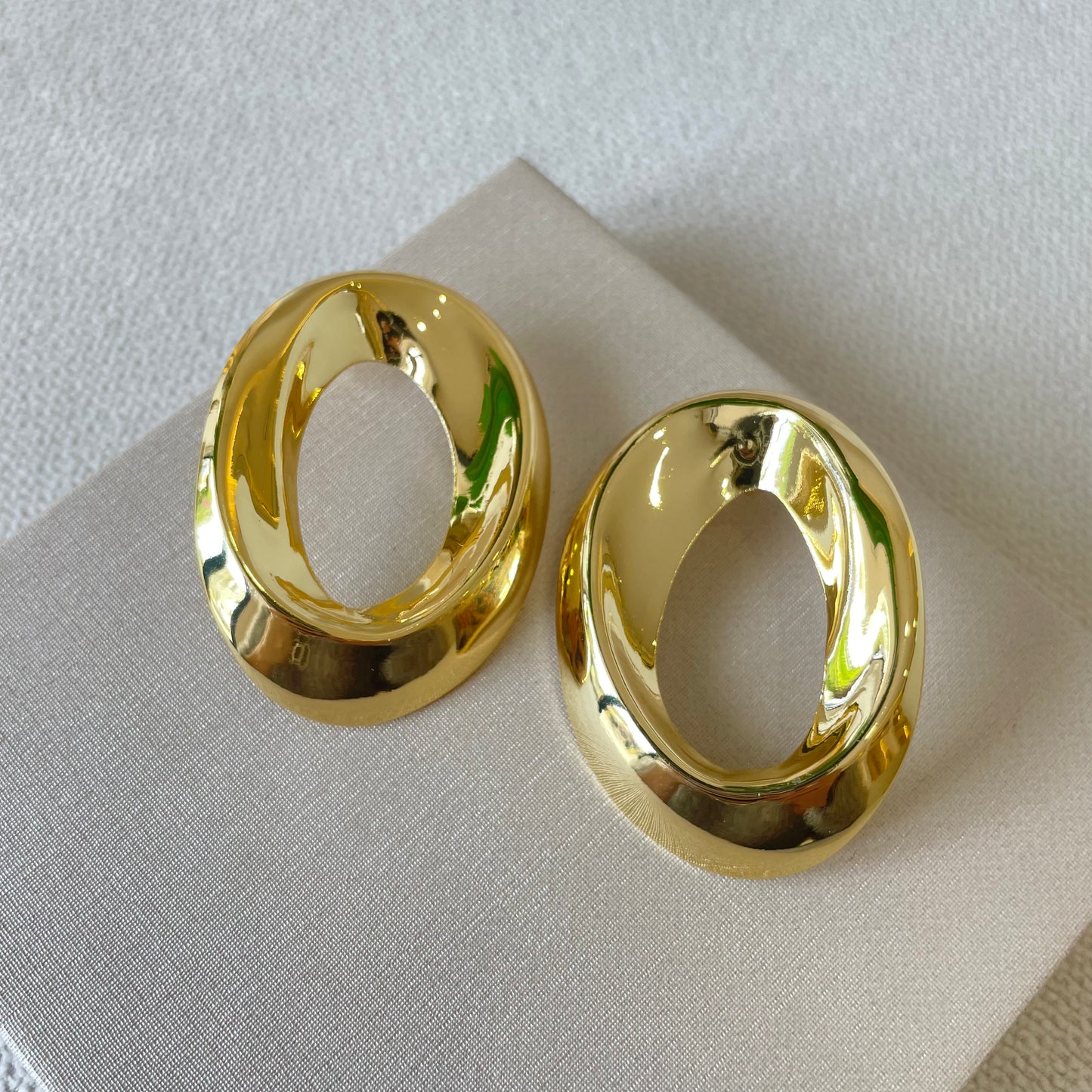 OVAL STUD