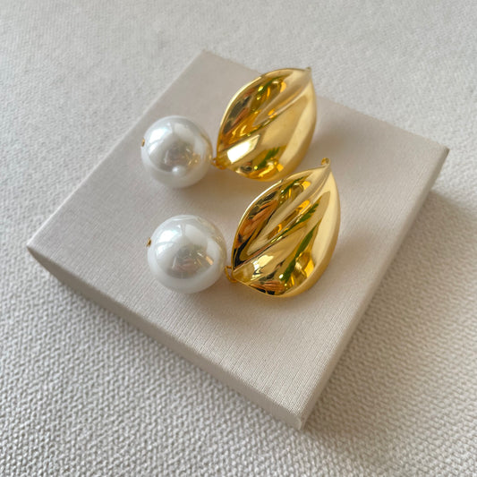 ARETE HOJA CON PERLA ACRILICA